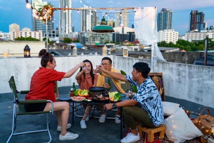 A photo of students eating together