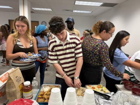 Students grabbing food